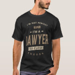 Advyer Funny Job Title Profession Birthday Worker T Shirt<br><div class="desc">Den här produkten säger att jag inte är Perfekt men jag är advokat så nära att det är en perfekt för kvinnor eller manar, studenter, nyligen studenter eller professioneller som redan arbetar i sin karriär. Advokatidén, Underbar närvaro för medarbetare, chef, mor- och farföräldrar, föräldrar, vänner eller släktingar som har detta...</div>