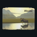 Aeftermiddag Moose iPad Mini Skydd<br><div class="desc">Någonstans längst norrut går en mosa igenom en nyp på en solig falleftermiddag. När årets slut närmar sig har ljuset tänts på den typiska gulaktiga tonen som får allt att verka lite spröt. Sol faller ner mellan bergen i bakgrunden. Anpassadet "Alaska" visas också.</div>