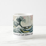Aeneid stormmugg kaffemugg<br><div class="desc">Asiatisk konst och latintextsammanslutningen att visa och beskriva naturens fantastisk driver. Den latinska texten läser,  tollit, ",  som "för fluctusqueannonssidera översätter,  "och hissar vågar till stjärnorna.",  Texten kommer från Vergils Aeneid,  under stormplatsen i bok 1. Underbar för din latinska lärare.</div>