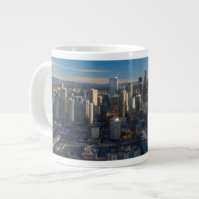 Aeralvy av Seattles stadssilskylin Jumbo Mugg (Framsida vänster)