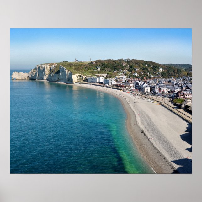 Aereriskt utseende på Etretat med dess strand och  Poster (Framsidan)