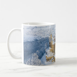 Aerial Hohenzollern Castle: Tyskland snöskiva. Kaffemugg