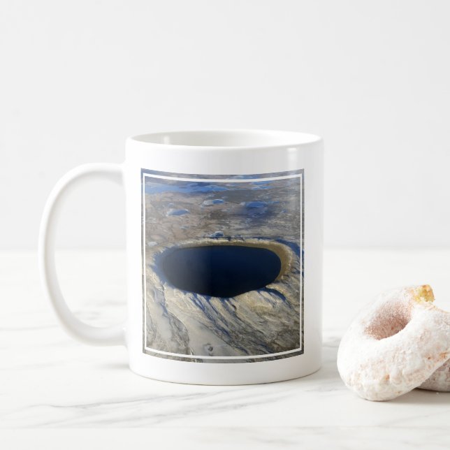 Aerial Pingualuit Crater, Quebec, Kanada. Kaffemugg (Med munk)