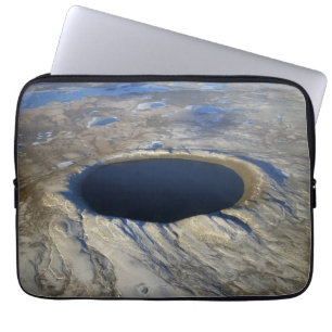 Aerial Pingualuit Crater, Quebec, Kanada. Laptop Fodral