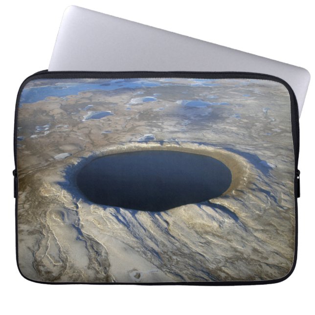 Aerial Pingualuit Crater, Quebec, Kanada. Laptop Fodral (Framsidan)