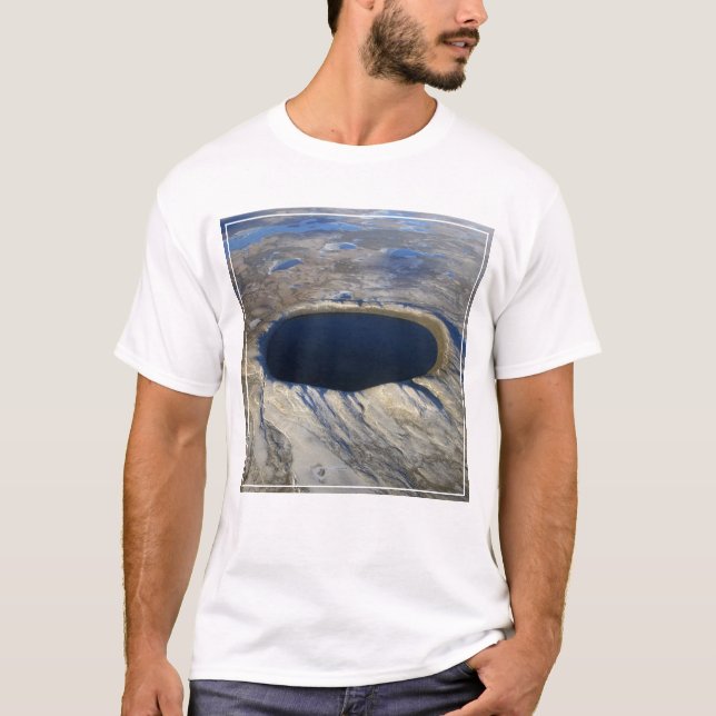 Aerial Pingualuit Crater, Quebec, Kanada. T Shirt (Framsida)