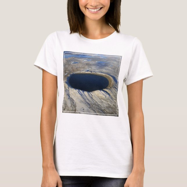 Aerial Pingualuit Crater, Quebec, Kanada. T Shirt (Framsida)
