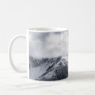 AERIALFOTOGRAFI AV GRÅTT OCH SVART MOUNTAIN KAFFEMUGG