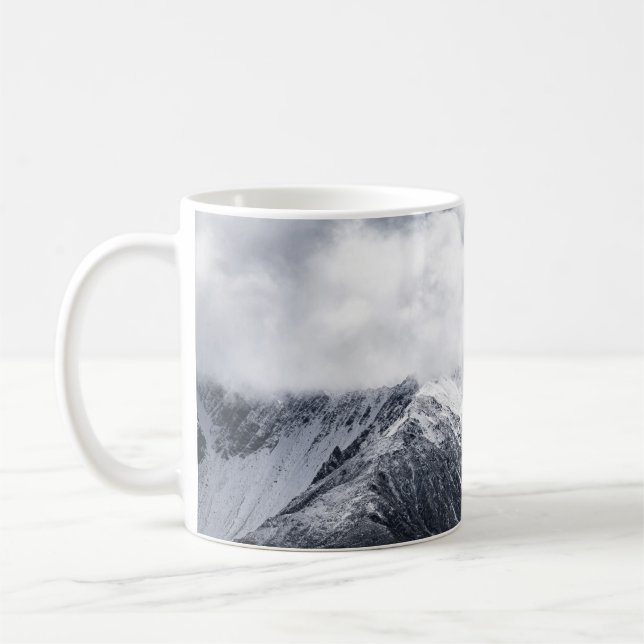 AERIALFOTOGRAFI AV GRÅTT OCH SVART MOUNTAIN KAFFEMUGG (Vänster)