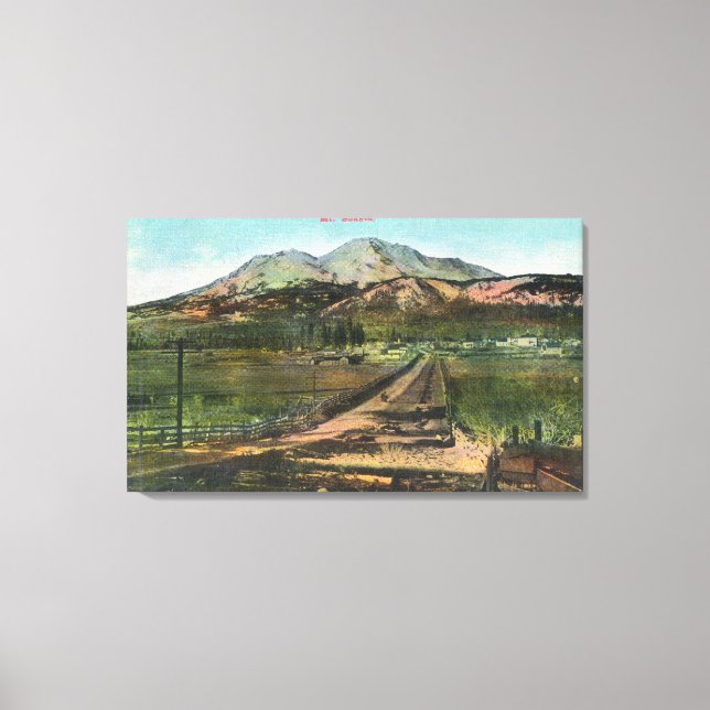 Aerialvy över Valley och Mt. Shasta Canvastryck (Framsida)