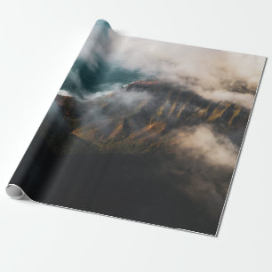 AERIELL FOTOGRAFI AV MUNGTAIN TÄCKT MED FOG PRESENTPAPPER