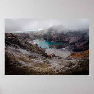 AERIELL FOTOGRAFI AV SJÖ SOM OMFATTAS AV FOGAR POSTER