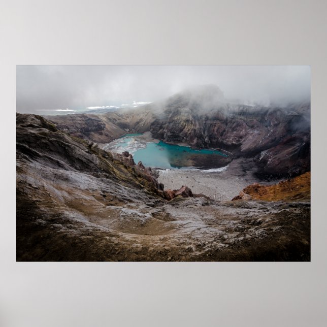 AERIELL FOTOGRAFI AV SJÖ SOM OMFATTAS AV FOGAR POSTER (Framsidan)