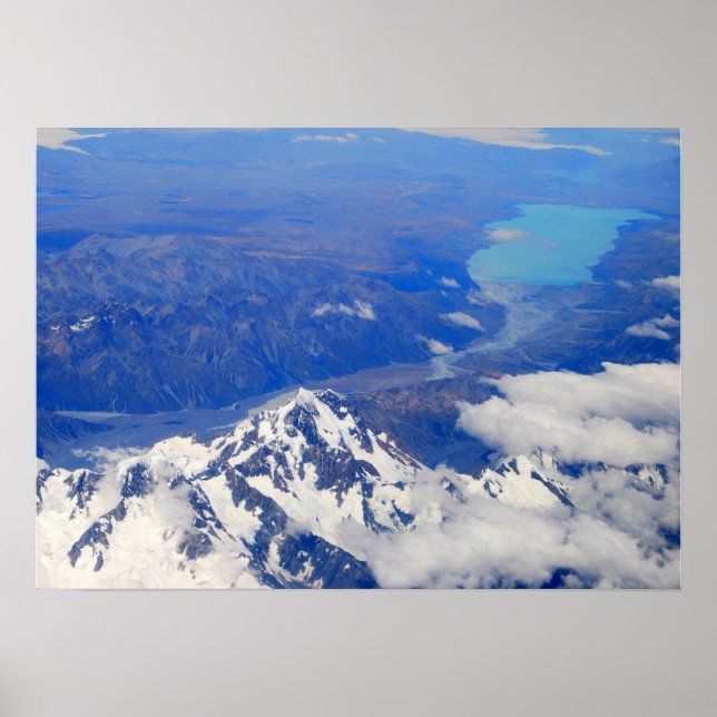 Aerierivy över Aoraki/Mount Cook i Nya Zeeland Poster (Framsidan)