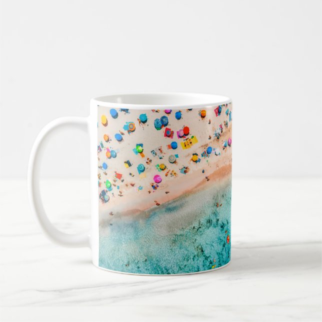 Aervy av sandstrand med färgstarka paraplyer kaffemugg (Vänster)