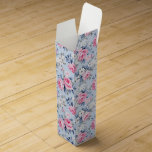 Aestesiskt Shabby chic Rosa ros, sjölöst Mönster Presentask För Vinflaska<br><div class="desc">Aestesiskt shabby chic pastel rosa ros och vita blommor i ett sömlöst mönster med ljusblå bakgrund.</div>