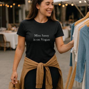 Aestesiskt utsmyckningscitat Miss Sassy är på tal T Shirt