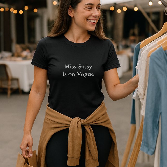 Aestesiskt utsmyckningscitat Miss Sassy är på tal T Shirt (Skapare uppladdad)