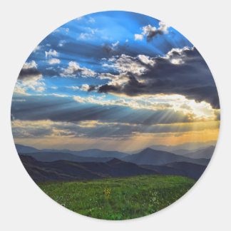 Aestetiska scenmålning på fästdon runt klistermärke