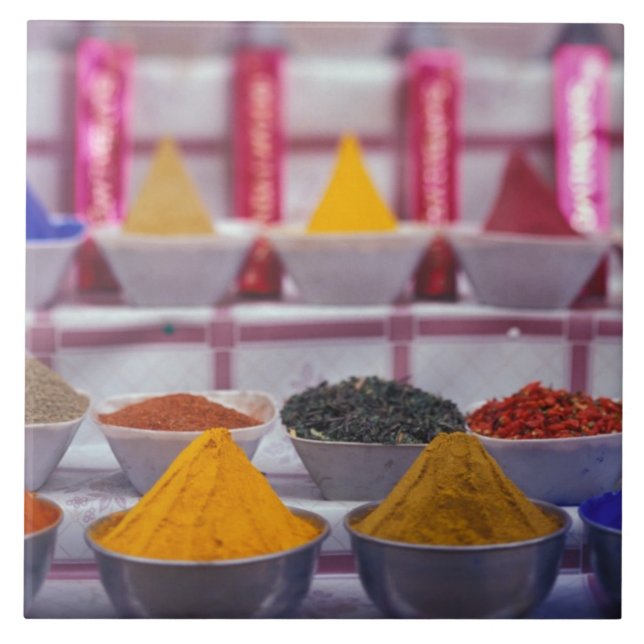 AF, Egypten, Aswan, färgstarka kryddor på marknade Kakelplatta (Framsidan)