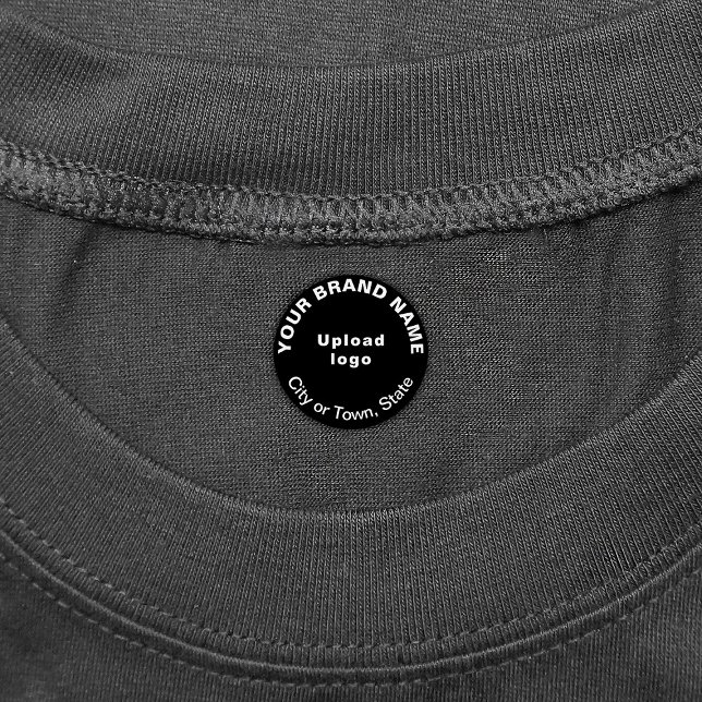 Affärsbeteckning på etikett för svart kläder (Small black round clothing label with your business brand)