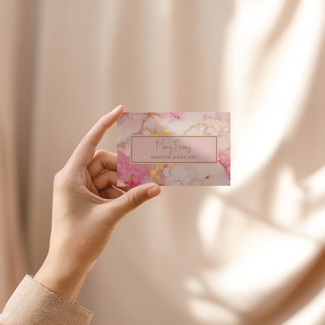 affärskort av marmoreffekten rosa och guld visitkort (Blush pink marble card with gold script and elegant frame)