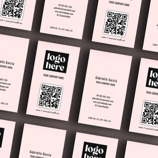 Affärskort för Rosa av enkel modern QR-Logotyp Visitkort (Business cards shown in standard size, front and back.)