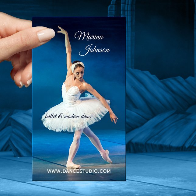 Affärskortet Blue Ballet Modern Dance Teacher Visitkort (Business card featuring a painting of a ballet dancer against a royal blue background)