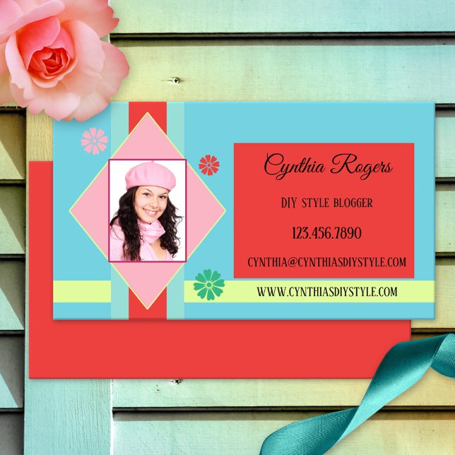 Affärskortet Cute Retro Hobby Photo Bloggare Visitkort (Business card featuring your own photo framed by a retro design in pastel colors with red)
