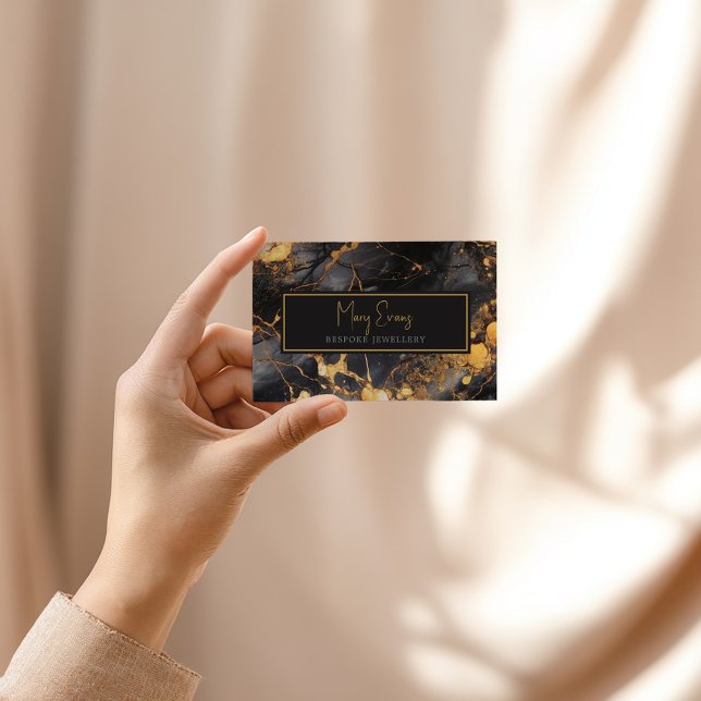 affärskortet guld marble visitkort (Black marble business card with gold script and elegant frame.)