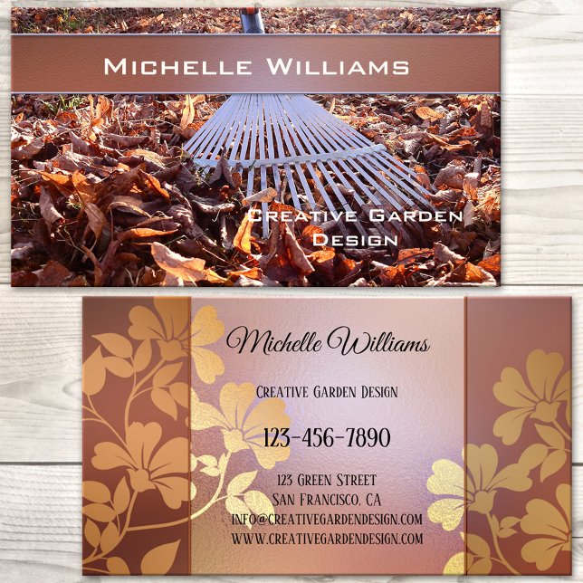 Affärskortet kreativ Garden Design Landscaping Visitkort (Gardener business card featuring a rake and an artistic floral design in gold and rose gold)