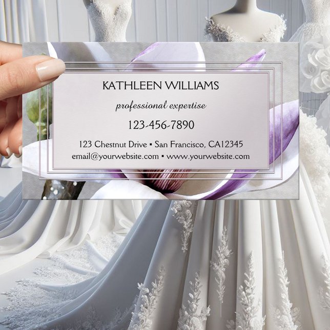 Affärskortet Magnolia Silver Blommigt Design Visitkort (Business card showing a painted magnolia flower on grey silver - bridal - feminine - chic - elegant)