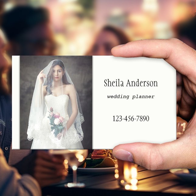 Affärskortet Minimalistiskt Elegant bröllop-progra Visitkort (A simple yet chic business card for a wedding planner, featuring a photo of a bride)