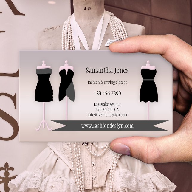 Affärskortet mode Sewing eller Seamstress Visitkort (Modern business card featuring examples of dresses on a chic pink grey background)
