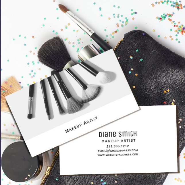 Affärskortet Modern makeup Artist med pensel Visitkort (Modern Makeup Artist Business Card with Brush #zazzlemade #salonbusinesscard #blackandwhite #chic)