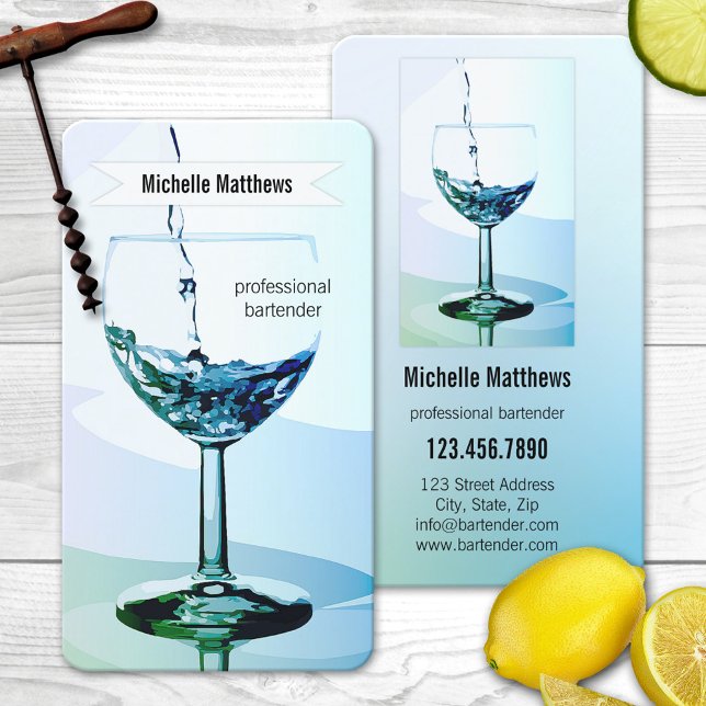 Affärskortet Modern Professionell Bartender Visitkort (Simple bartender business card with a painting of a glass with a liquid being poured in)