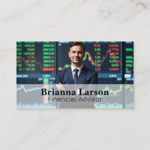 Affärsman framför finansiella diagram visitkort