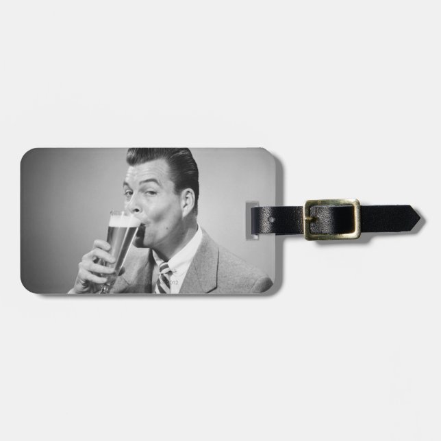 Affärsman som dricker öl bagagebricka (Horisontell Framsida)