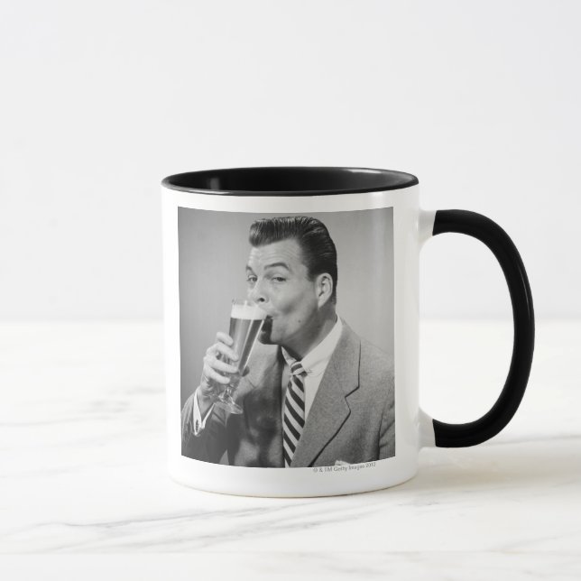 Affärsman som dricker öl mugg (Höger)