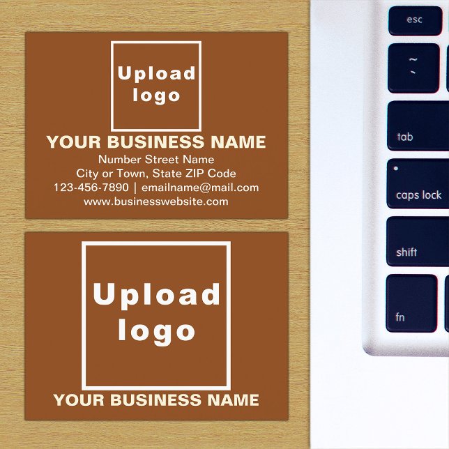 Affärsmärke på ett litet, brunt rektangulärt kort (The front and back of the brown business card with your brand)
