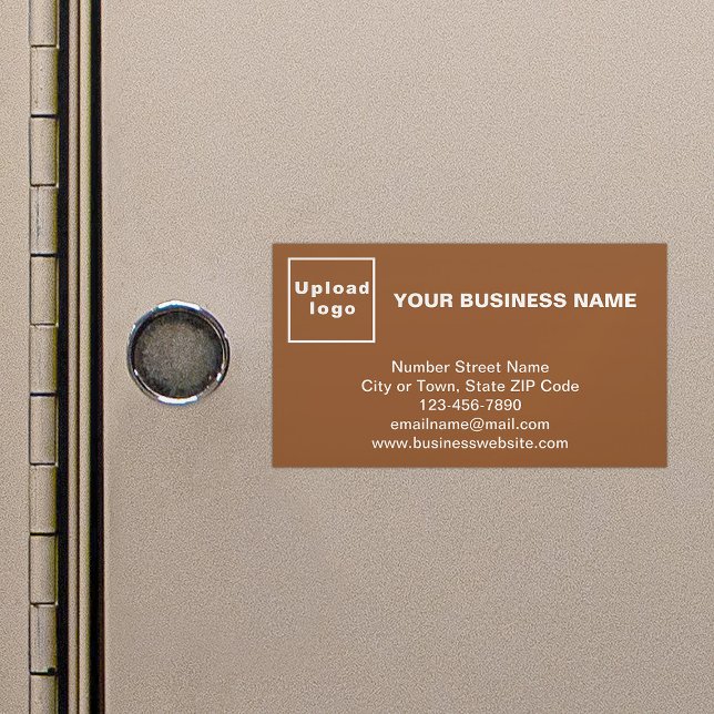 Affärsmärke på ett litet magnetkort magnetiska visitkort (Brown magnetic business card with your business brand)