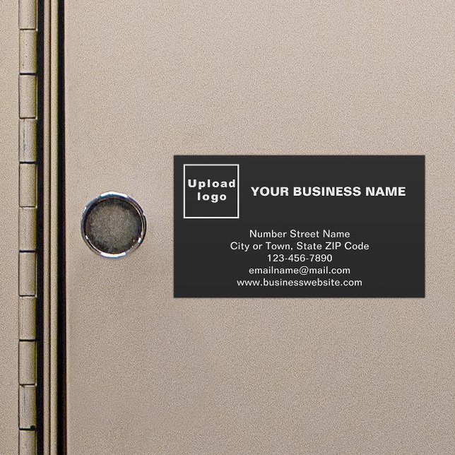 Affärsmärke på ett litet svart magnetkort magnetiska visitkort (Black magnetic business card with your business brand)