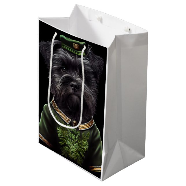 Affenpinscher hund i St. Patrick Dress (Framsidan Vinklad)