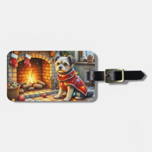 Affenpinscher sittande vid julbelyst brasa bagagebricka