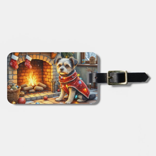 Affenpinscher sittande vid julbelyst brasa bagagebricka (Horisontell Framsida)