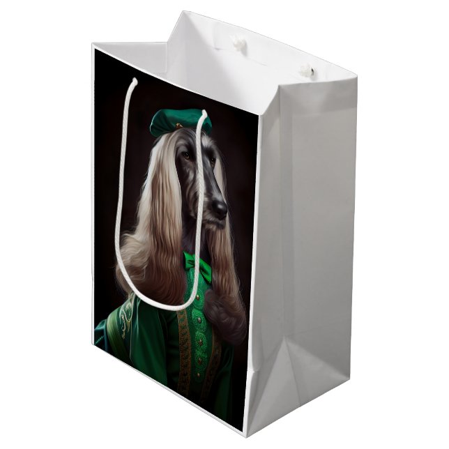 afghan hound hund i St. Patrick Dress (Framsidan Vinklad)