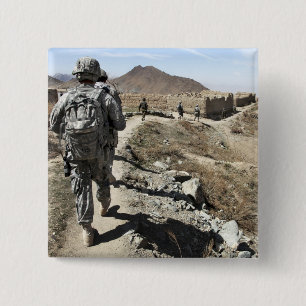 Afghansk medborgarearmé och US-soldater Knapp