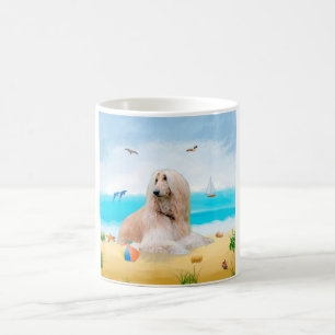 Afghansk vinthund på strand kaffemugg