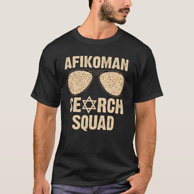 Afikoman Search Squad Funny Passover Seder Sunglas T Shirt (Framsida)