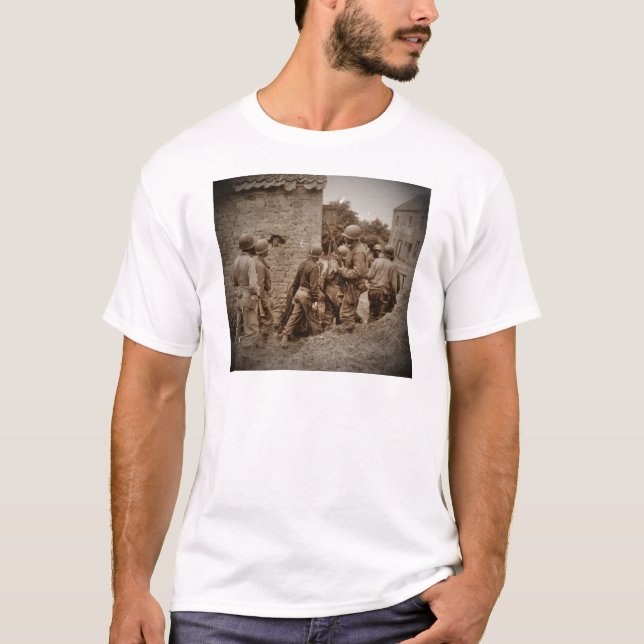 African American Servicemen Clearing Byggnad T Shirt (Framsida)